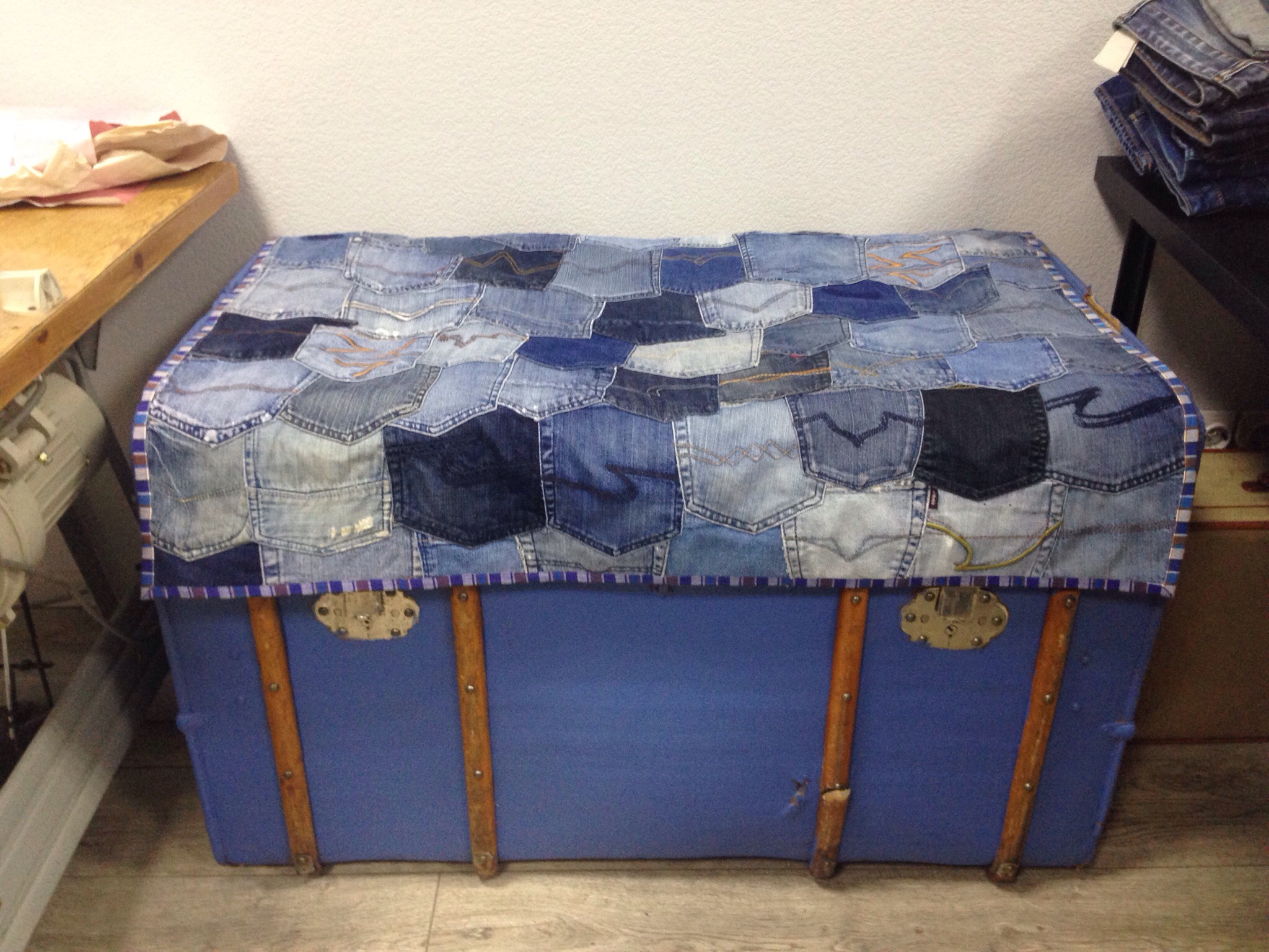 Голубой сундук из мастерской, которую мы разбирали, переехал в мастерскую наших партнёров - проекта "ДЖИЗНЬ и апсайклинг"