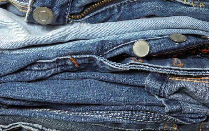 Дизайнер принимает на переработку старые джинсы для создания коллекции