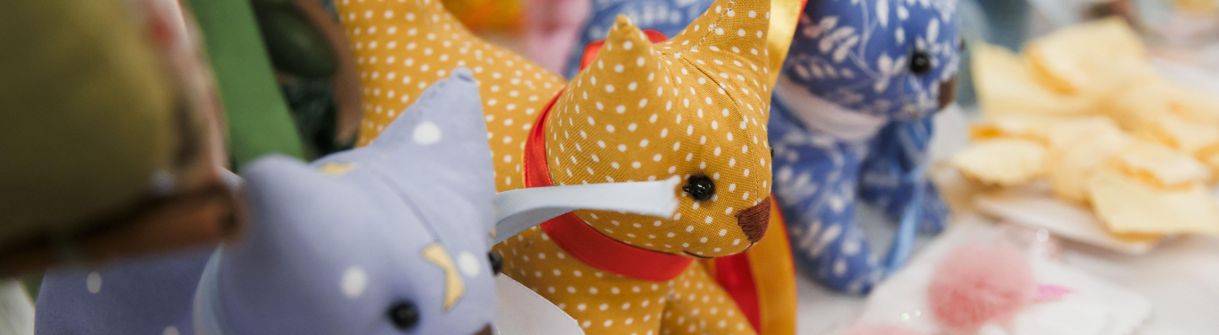 Волонтеры шьют игрушки из ненужных тканей в помощь детям с ОВЗ 