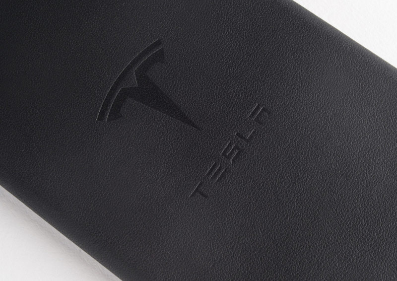 Tesla выпустила чехлы для iPhone из обивки салонов электромобилей