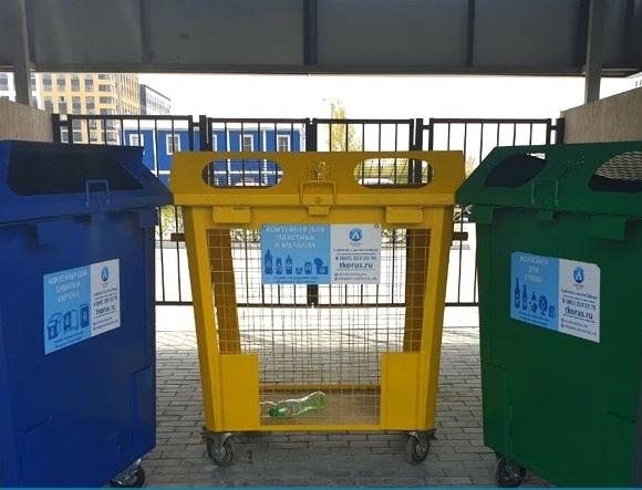 В новосибирском микрорайоне установили яркие контейнеры для раздельного сбора мусора