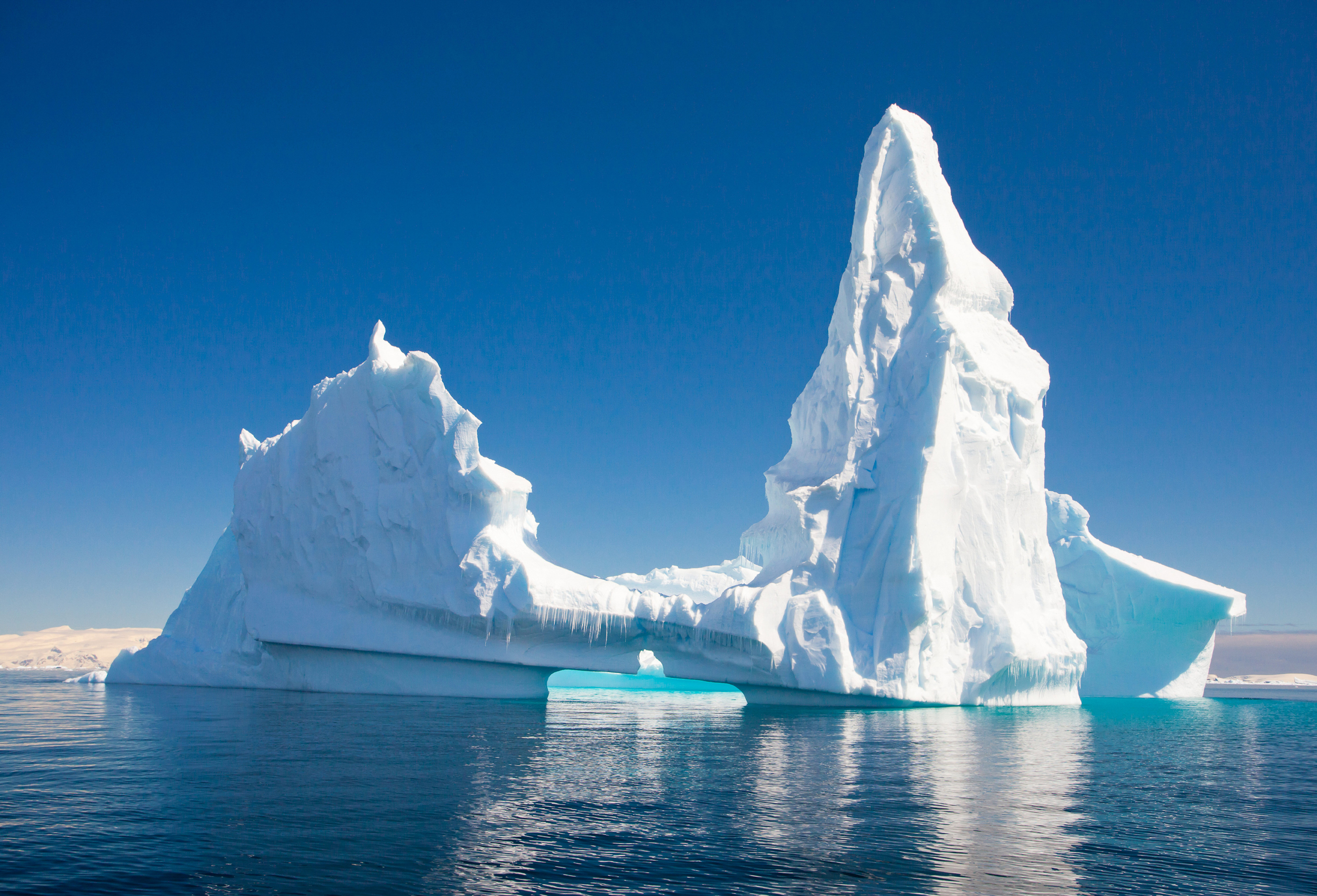 ОАЭ планирует буксировать к своим берегам айсберги для восстановления экобаланса в регионе