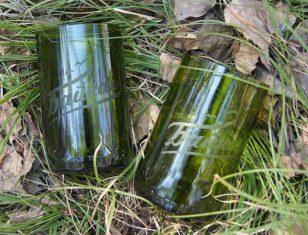 Апсайклинг стекла: «Мастерская устойчивого дизайна» из Иркутска создает стаканы и вазы из бутылок