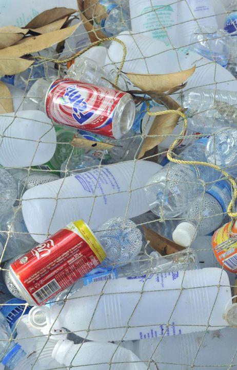 В Индонезии можно рассчитаться за проезд в автобусе пластиковыми бутылками