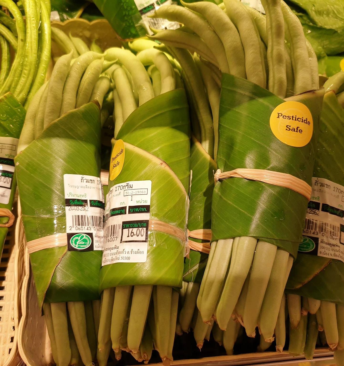 Тайский супермаркет использует вместо пластиковой упаковки банановые листья