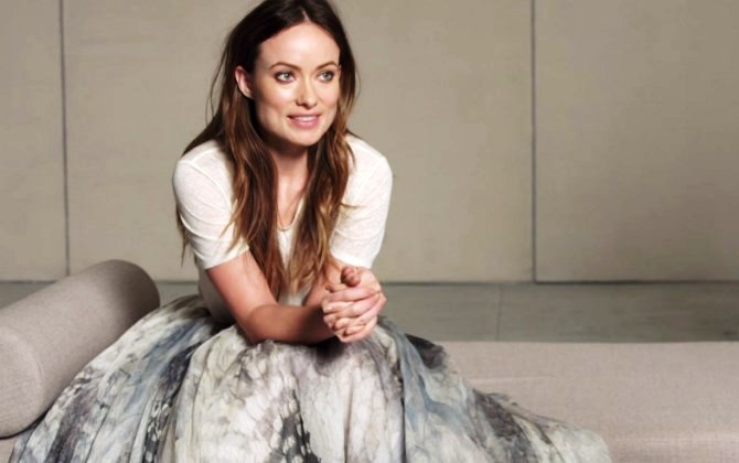 Новые платья H&M из переработанных блесток представила Оливия Уайлд