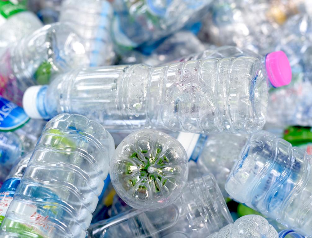 Новый фермент может расщеплять пластиковые бутылки на 90%
