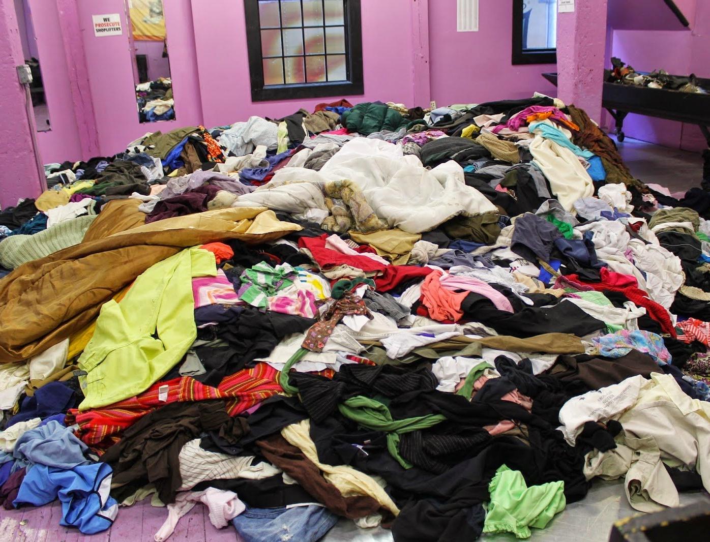 В Мосгордуме предлагают поставить больше контейнеров для сбора ненужной одежды