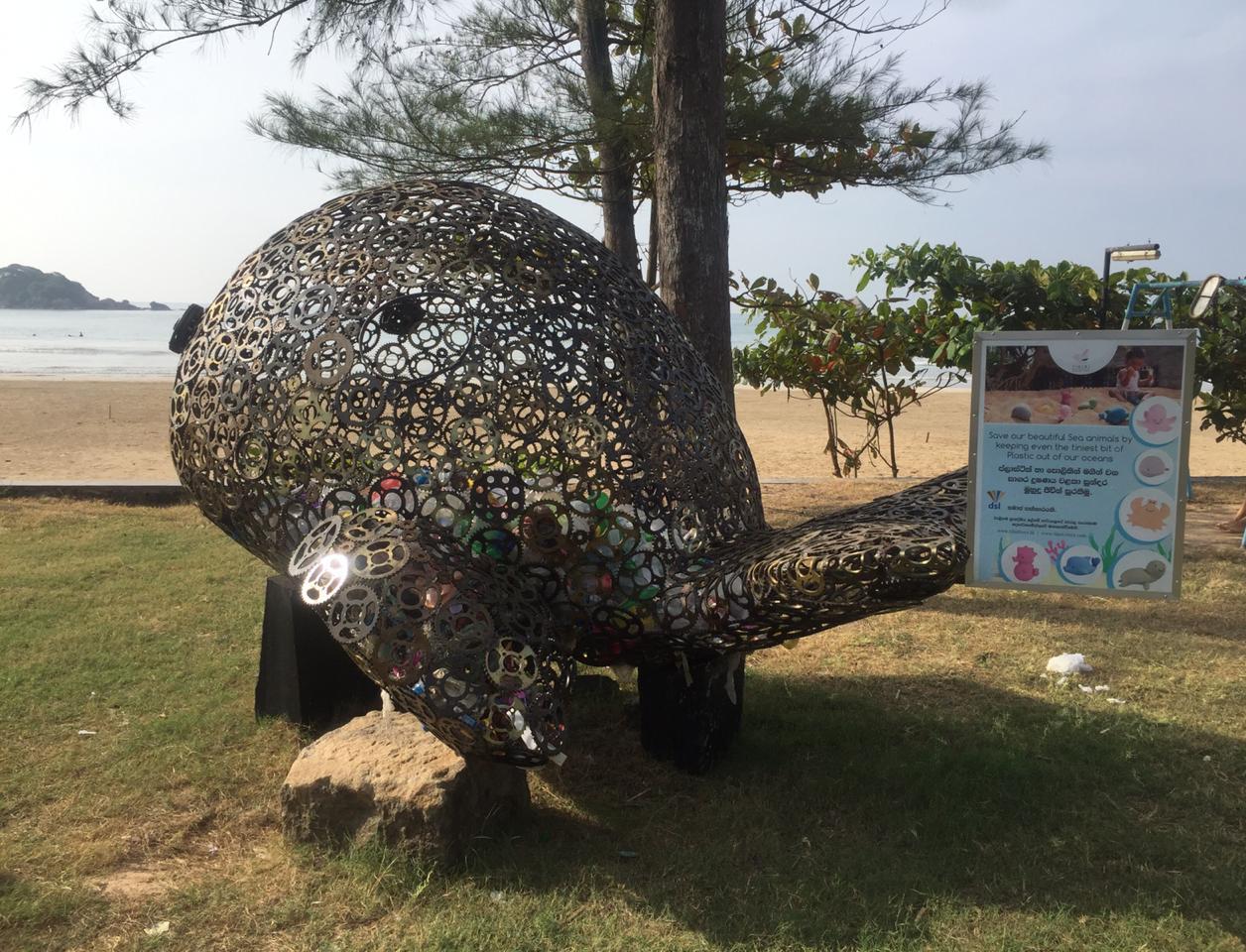 Фото дня: конструкция кита с пластиком на пляже на Шри-Ланке