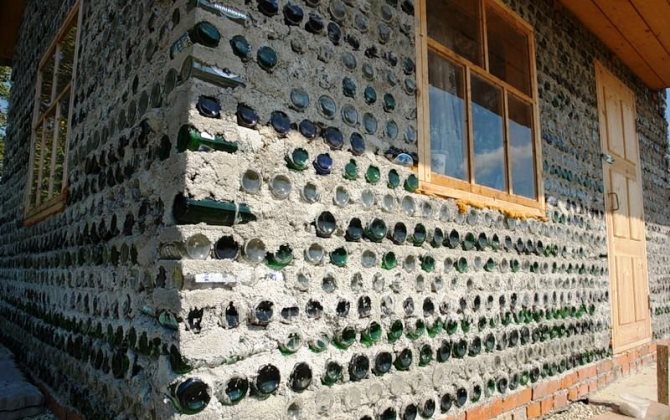 В Приморье дачница построила экодом из бутылок