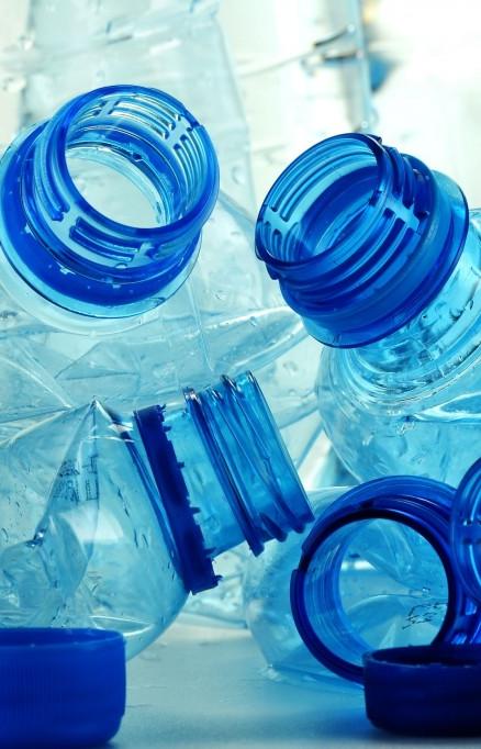 Британские ученые нашли способ получать топливо из пластиковых бутылок