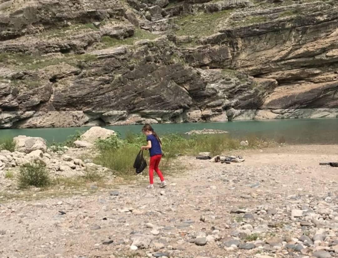 Инстаграм дня: девочка собирает мусор за туристами в Дагестане