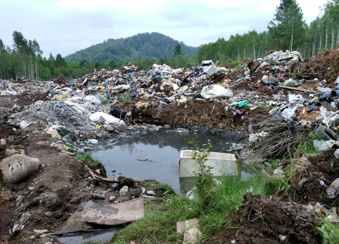 На закрытую незаконную свалку на берегу Телецкого озера продолжают свозить мусор