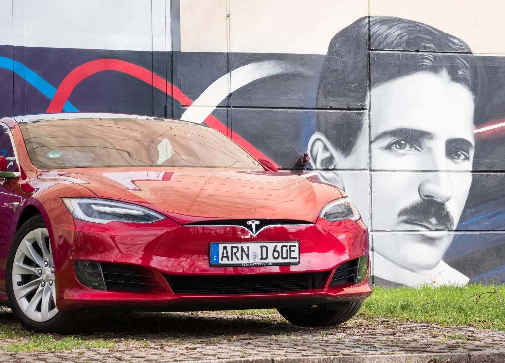 Tesla Model 3 проехала 1000 км без подзарядки
