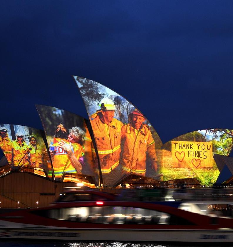 Фото дня: изображения пожарных на здании Сиднейской Оперы