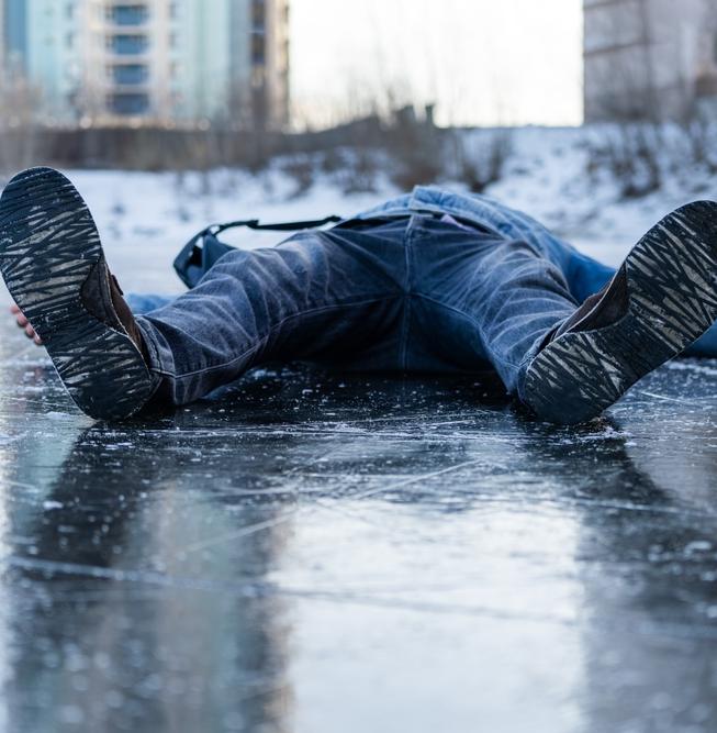 Петербург поддержал отказ от обработки льда на тротуарах химией 