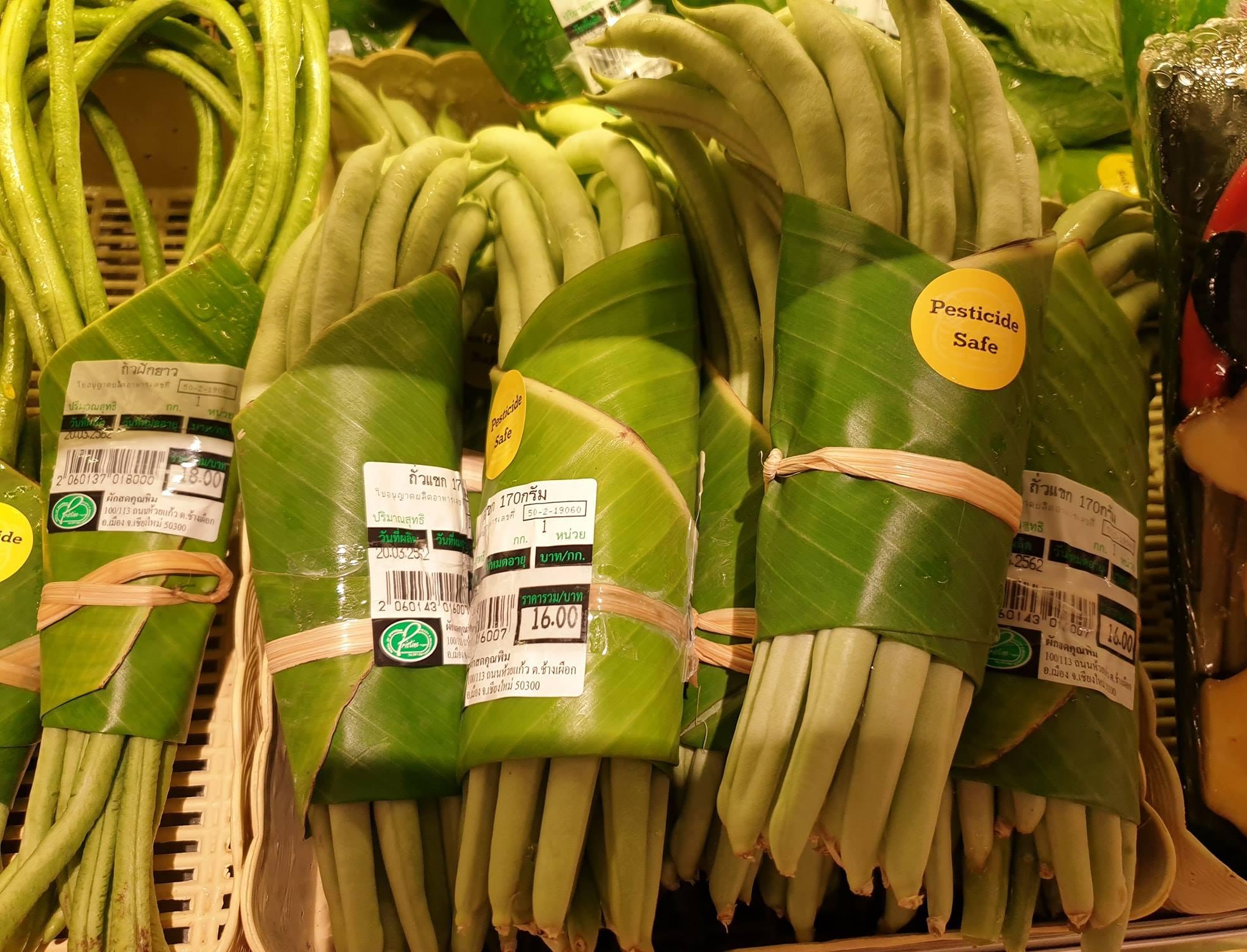 Тайский супермаркет использует вместо пластиковой упаковки банановые листья