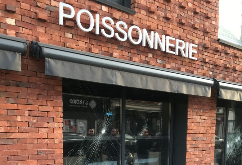 Радикальные веганы громят витрины магазинов мяса и рыбы во Франции