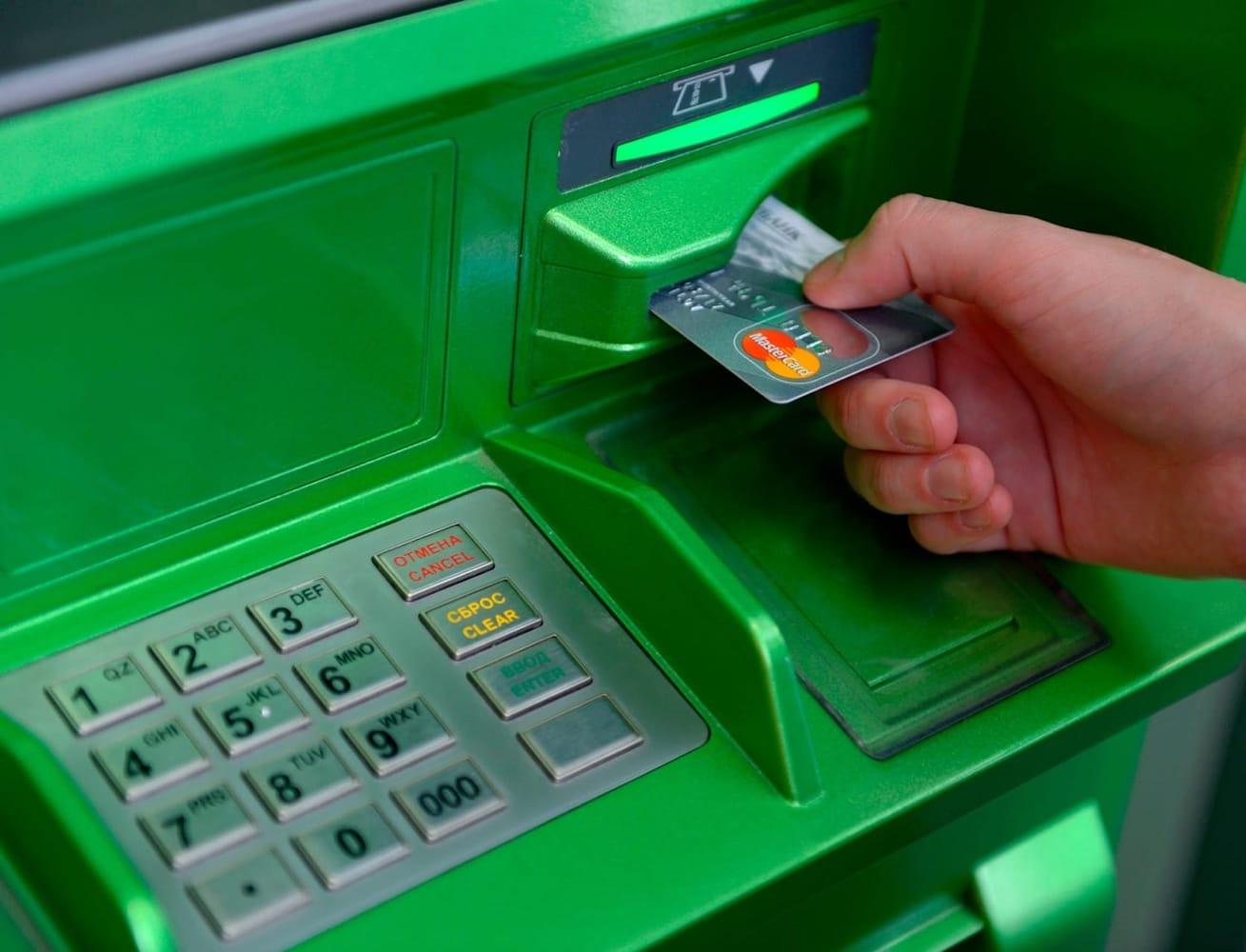 Банкоматы «Сбера» стали принимать пластиковые карты на переработку 