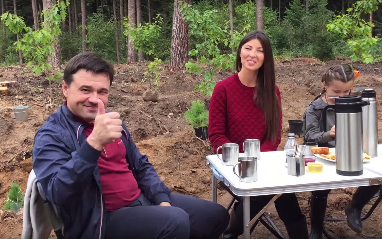Губернатор Подмосковья показал свою семью и снял ролик об экологической акции