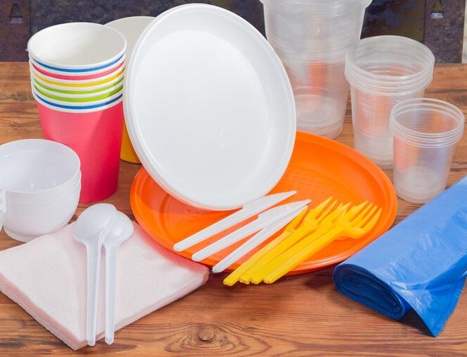 В Чехии запретят производство и использование пластиковой посуды