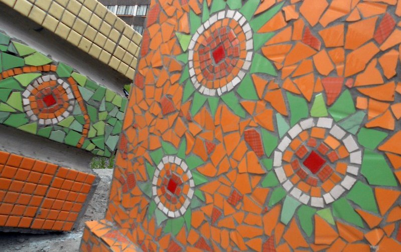 Новокузнецкие студенты украсили двор мозаикой из старой битой керамики