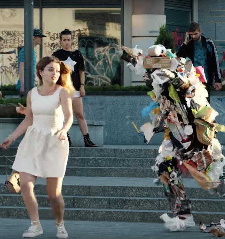 Видео дня: живая куча мусора гонялась за прохожими