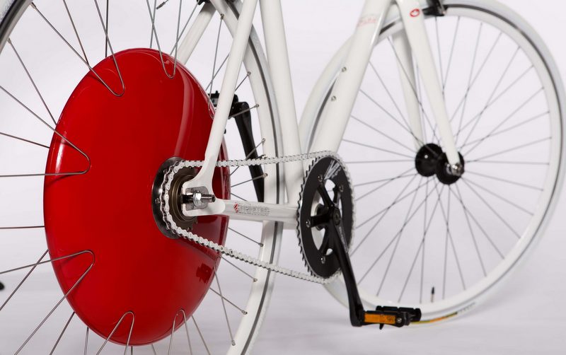 Вещь дня: обычный велосипед превращается в электрический с помощью колеса