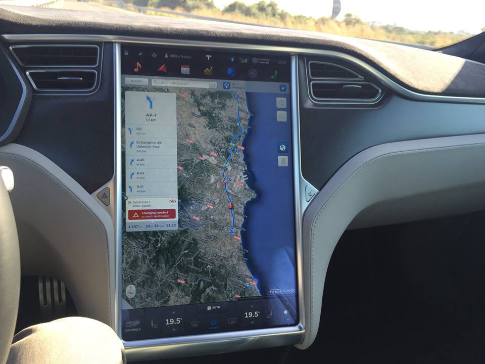 Россиянин рассказал об опыте вождения электромобиля Tesla