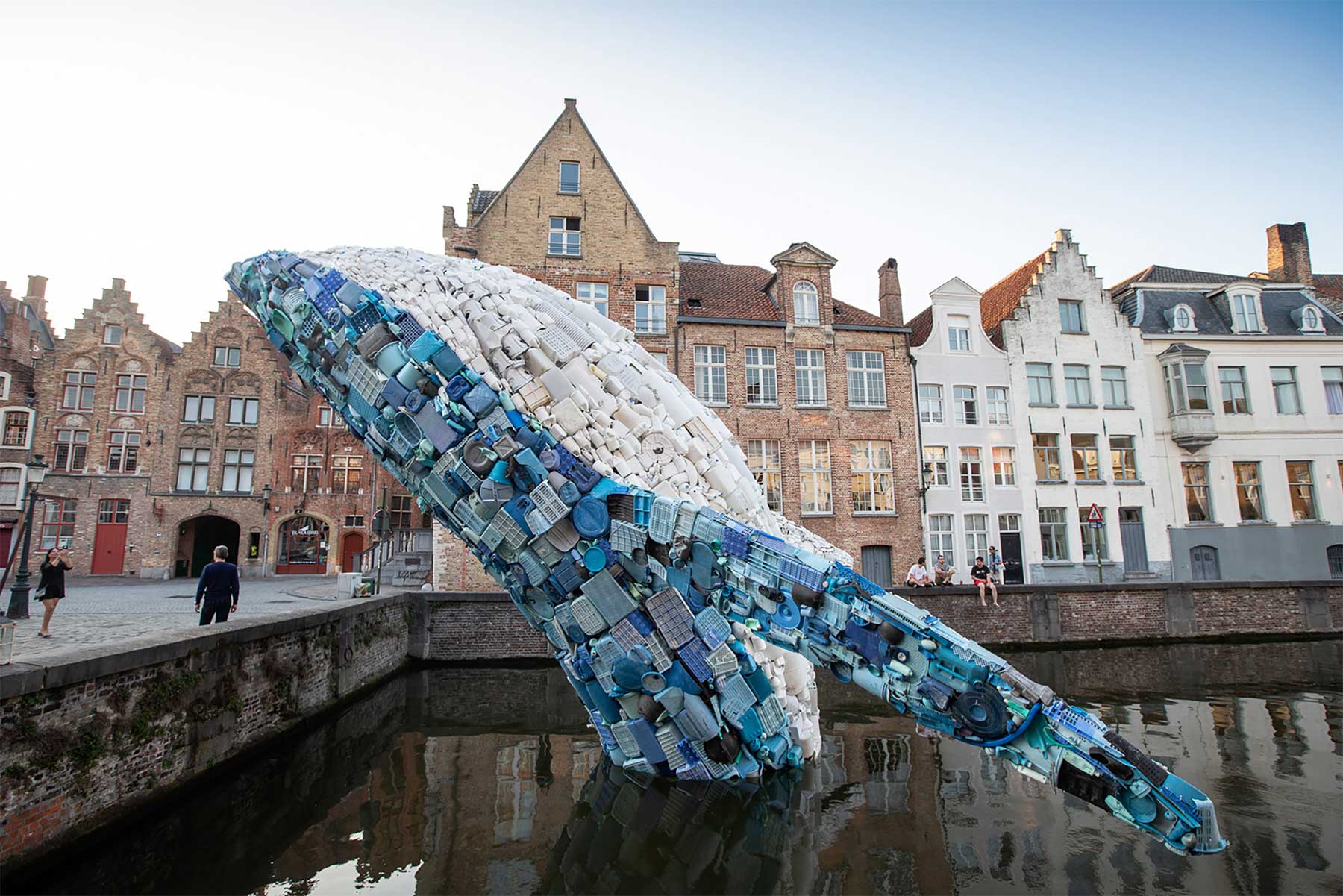 Видео дня: в Бельгии создали гигантскую скульптуру из океанического пластика