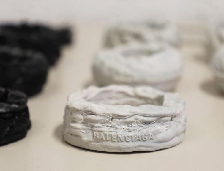 Balenciaga представит линию украшений на основе выловленного из океана пластика