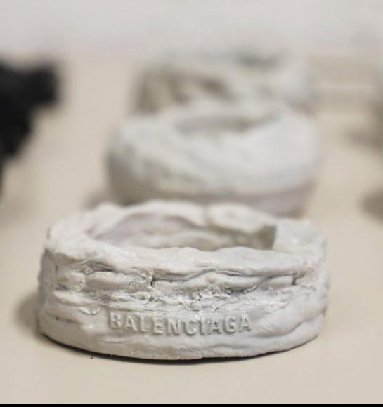 Balenciaga представит линию украшений на основе выловленного из океана пластика