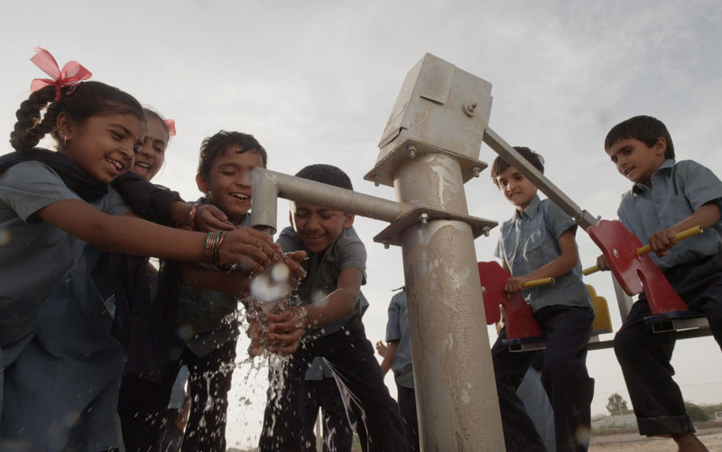 Видео дня: водокачки-качели для чистых рук индийских детей