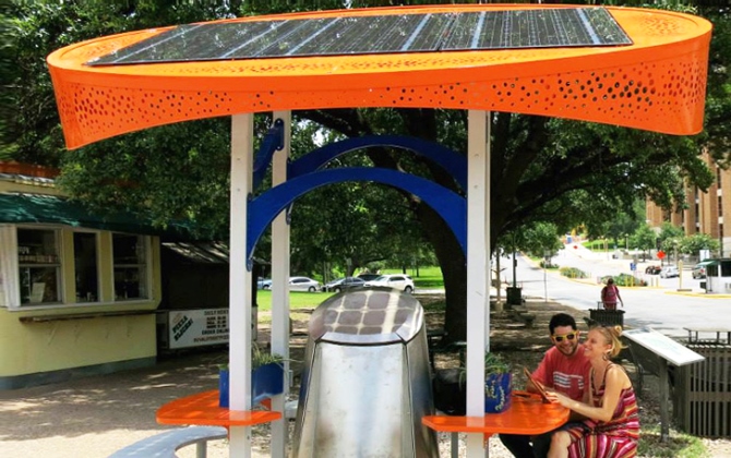 Студенты установили в Техасе зарядные станции на солнечных батареях