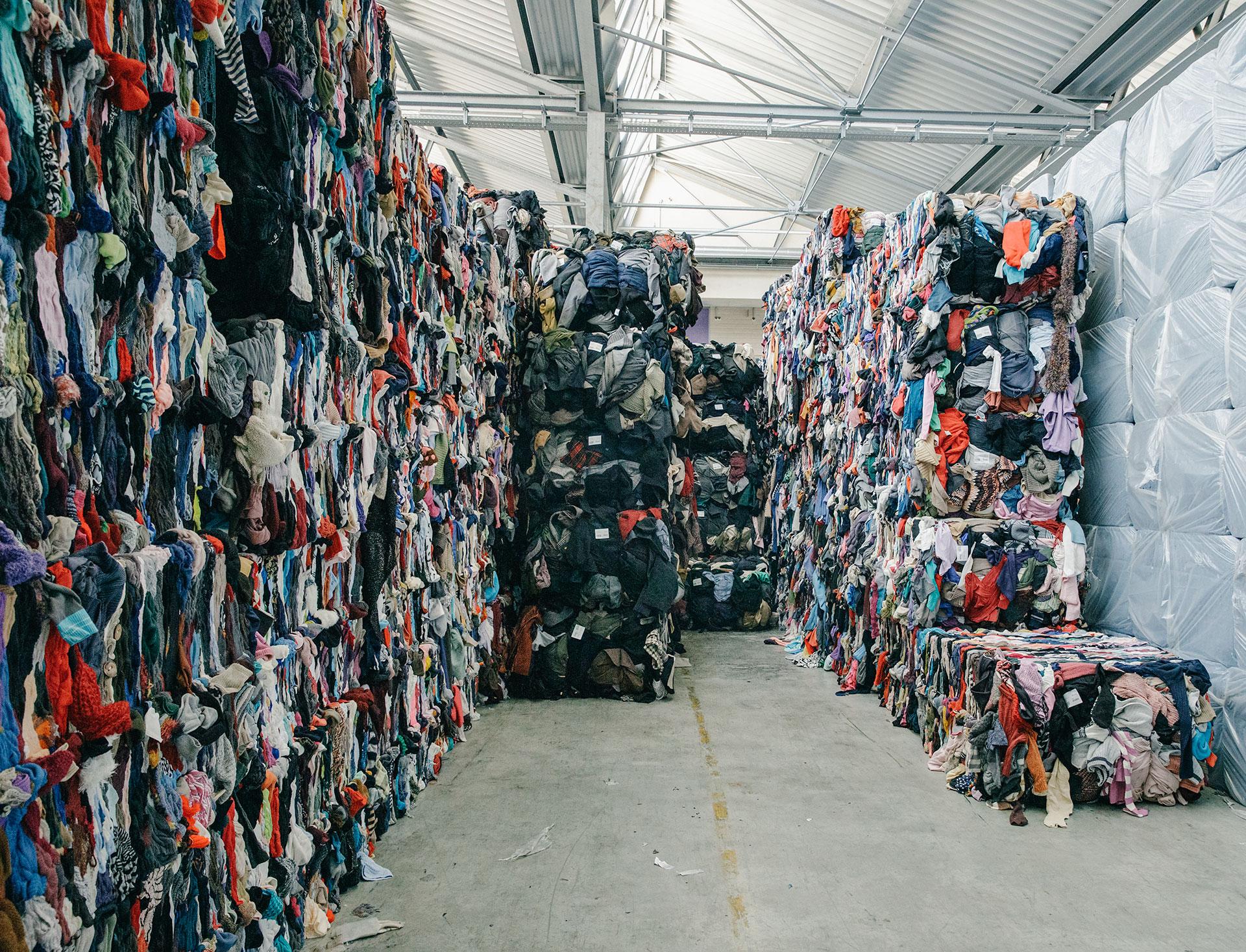 Reebok установил контейнеры для сбора старой одежды и дарит скидку 10%