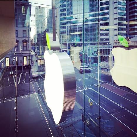Instagram дня: листочек логотипа Apple на день стал зеленым