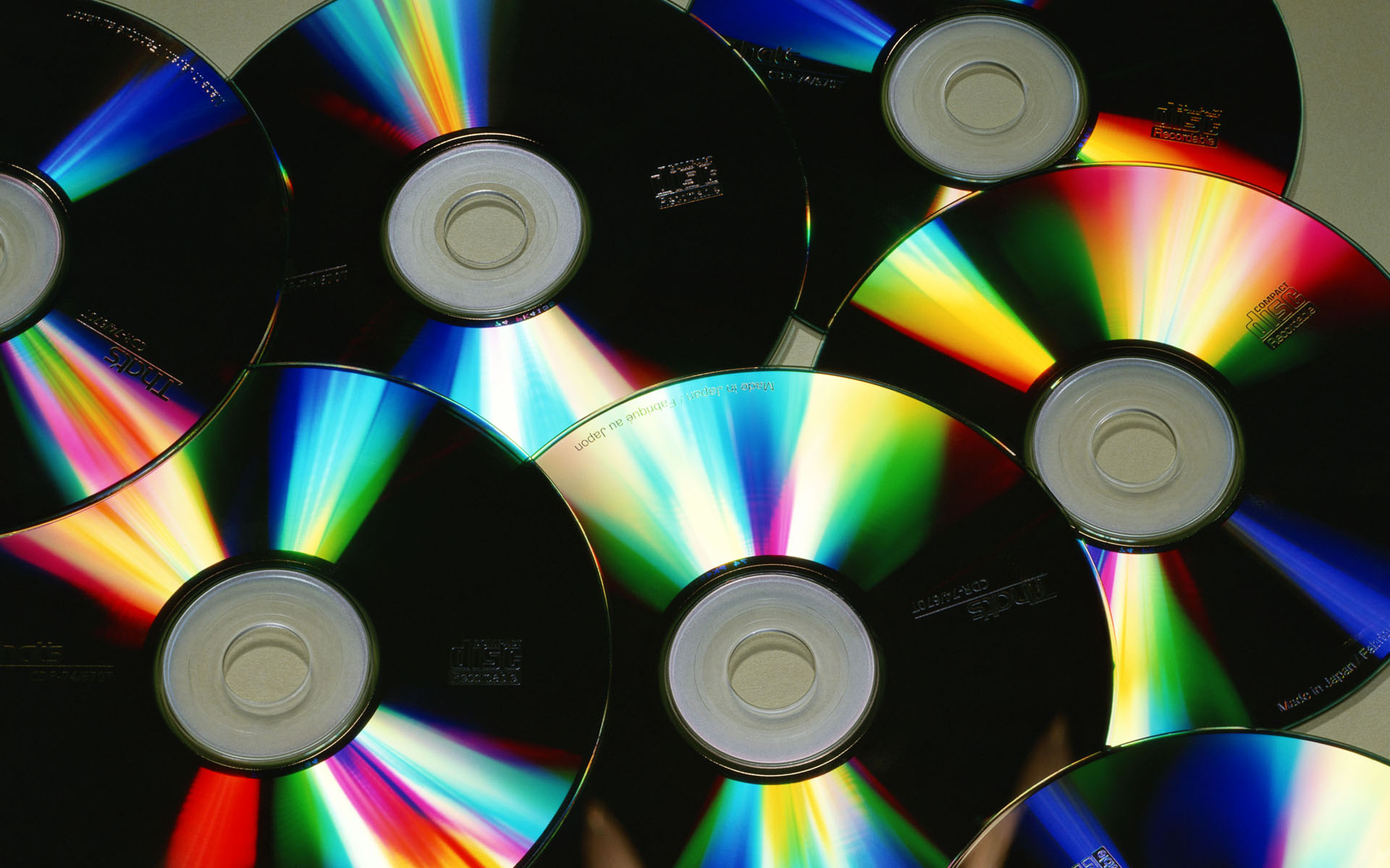 Вопрос дня: что делать со старыми видеокассетами и CD-дисками