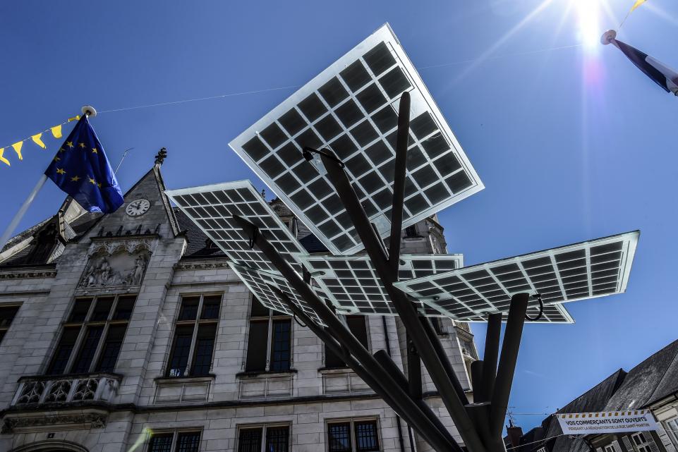 Во Франции установили искусственное дерево с солнечными панелями