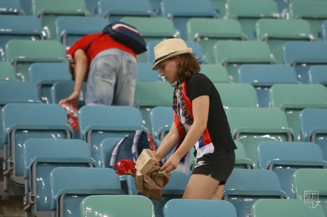 Российские болельщики убрали за собой мусор после матча с Хорватией
