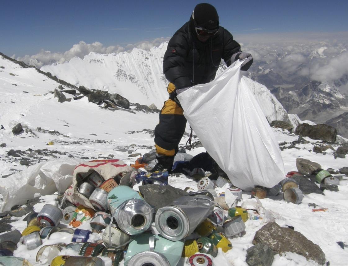 Туристы больше не смогут посещать Эверест из-за скопившегося мусора