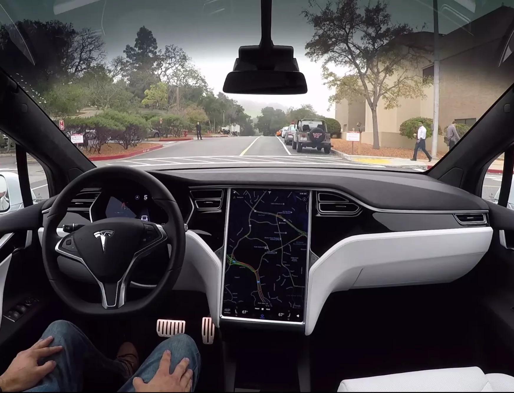 Видео: Tesla на автопилоте сбила российского робота на выставке