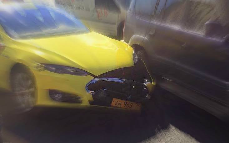 Электромобиль Tesla от «Яндекс.Такси» попал в аварию