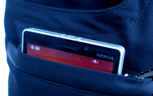 Nokia выпустит джинсы с экологичной зарядкой для телефона