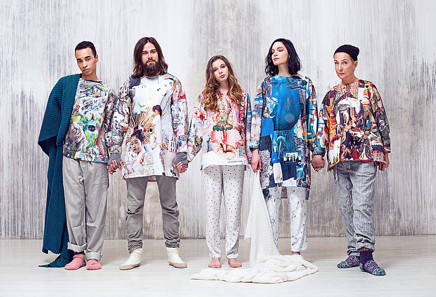 Российский дизайнер начала шить одежду из переработанного пластика