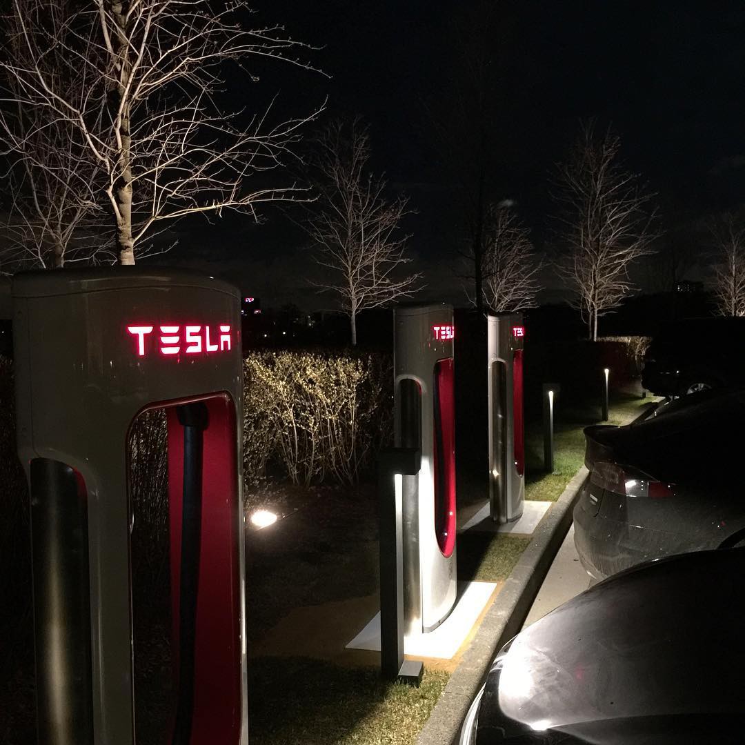 В России открыли первую моментальную зарядную станцию Tesla