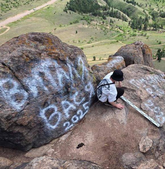 Волонтеры отчистят скалы от вандальных надписей и граффити 