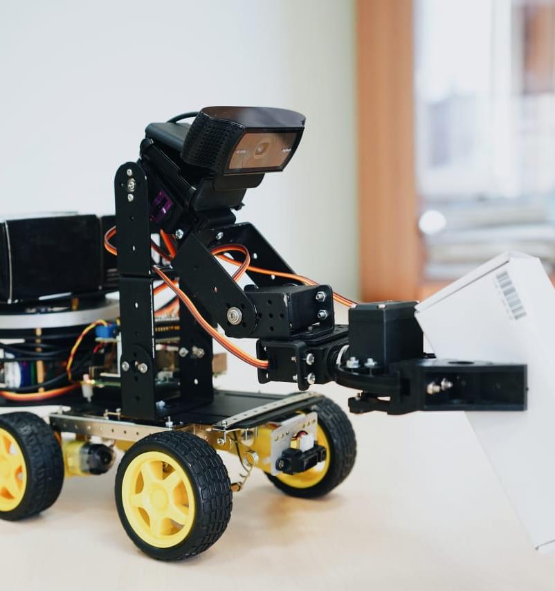 Школьница из Новосибирска изобрела робота, собирающего мусор раздельно 