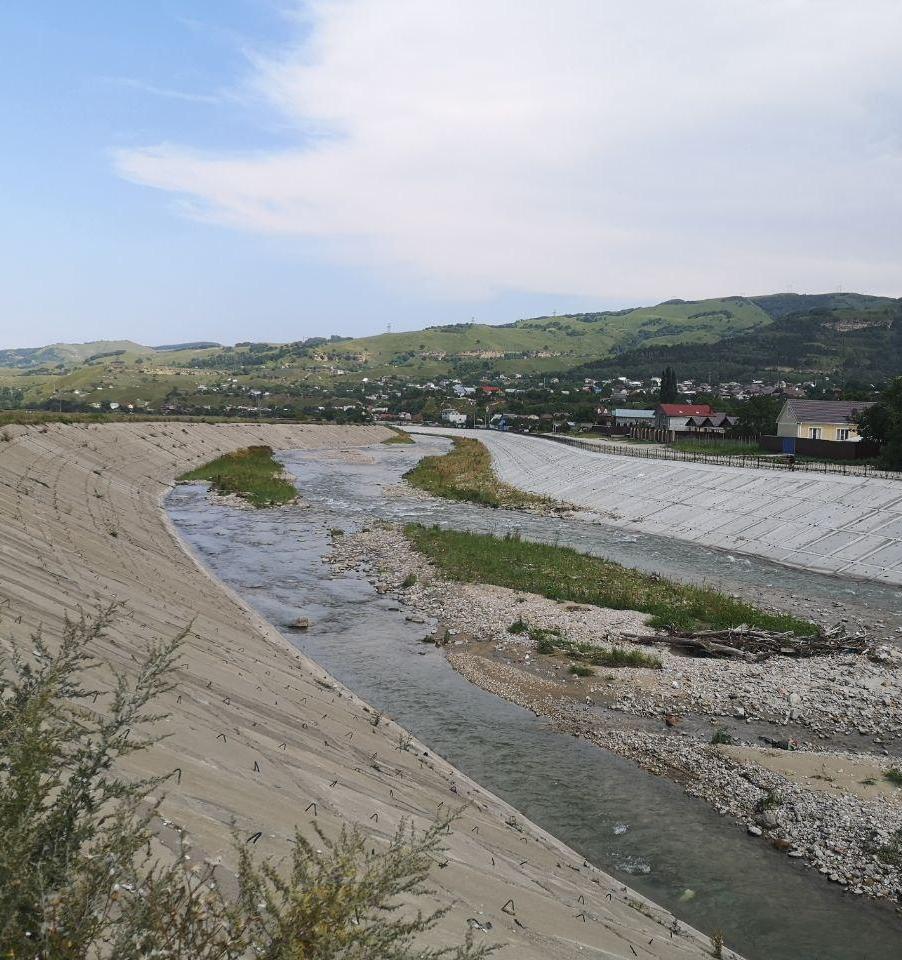 За камень вода не течет: как на Ставрополье укрепляют берега рек и защищают население от наводнений