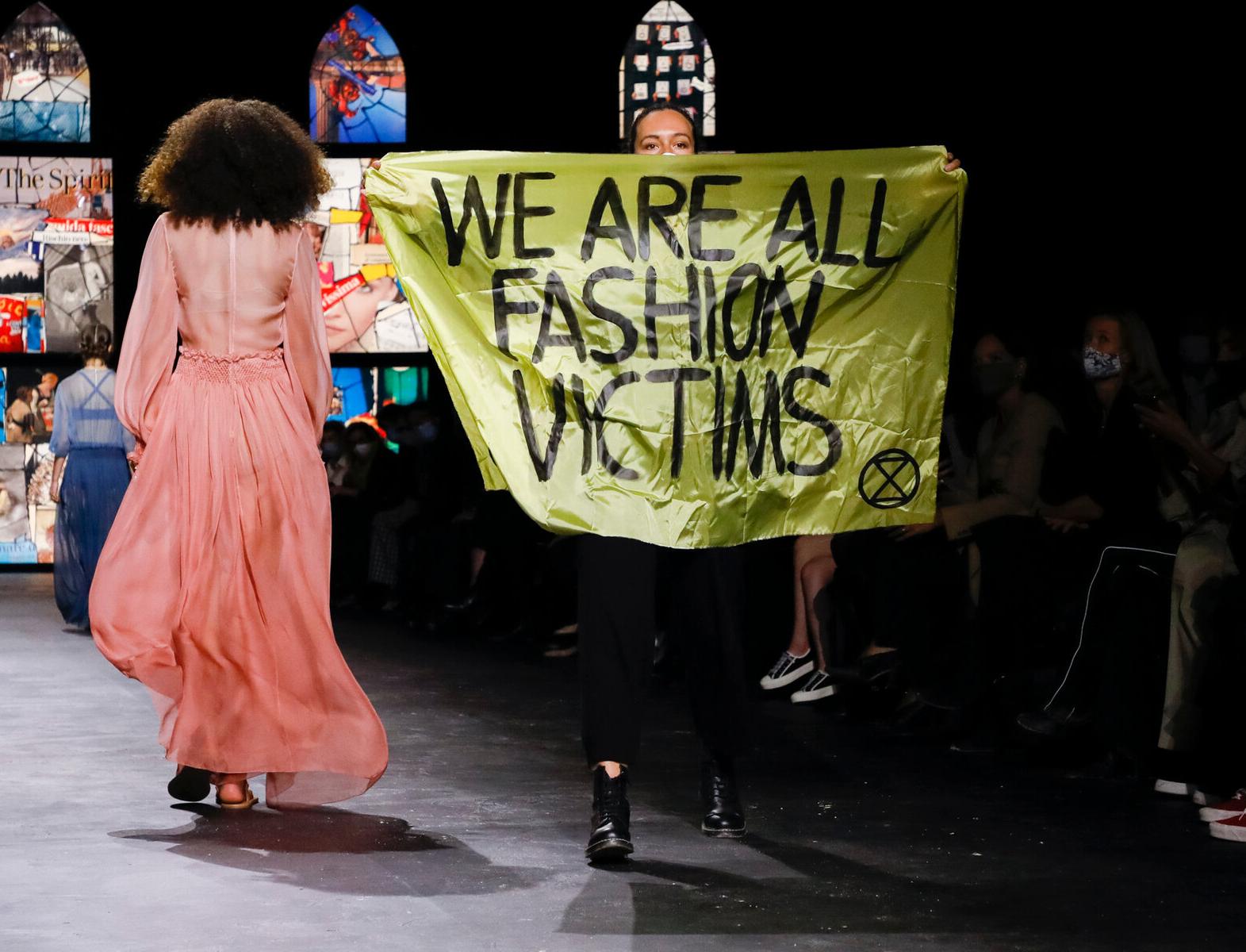 Экоактивистка выступила с протестом на показе Dior