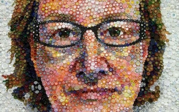 Художница из Чикаго сделала автопортрет из пластиковых крышек от бутылок